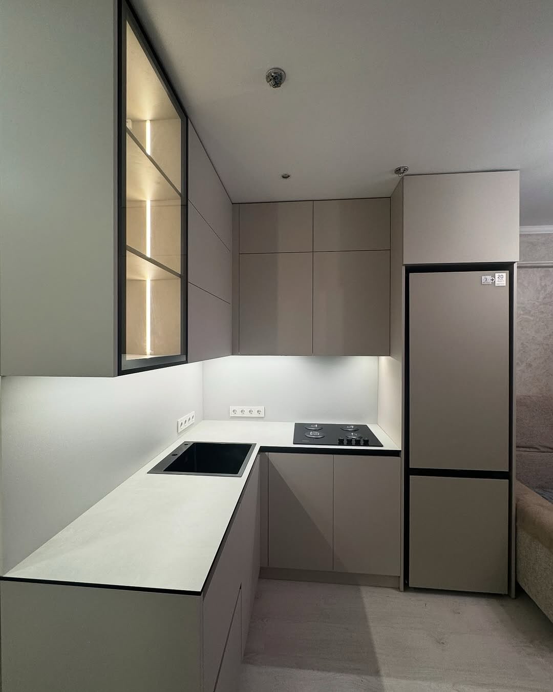 Современная белая кухня