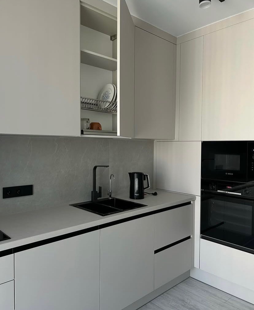 Белая кухня с островом