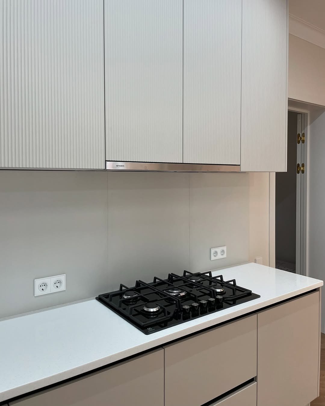 Белая кухня с барной стойкой